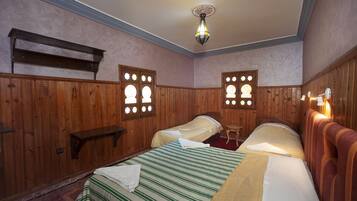 Habitación doble, baño privado | Escritorio, tabla de planchar con plancha, wifi gratis y ropa de cama