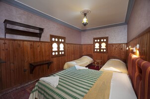 Escritorio, tabla de planchar con plancha, wifi gratis y ropa de cama