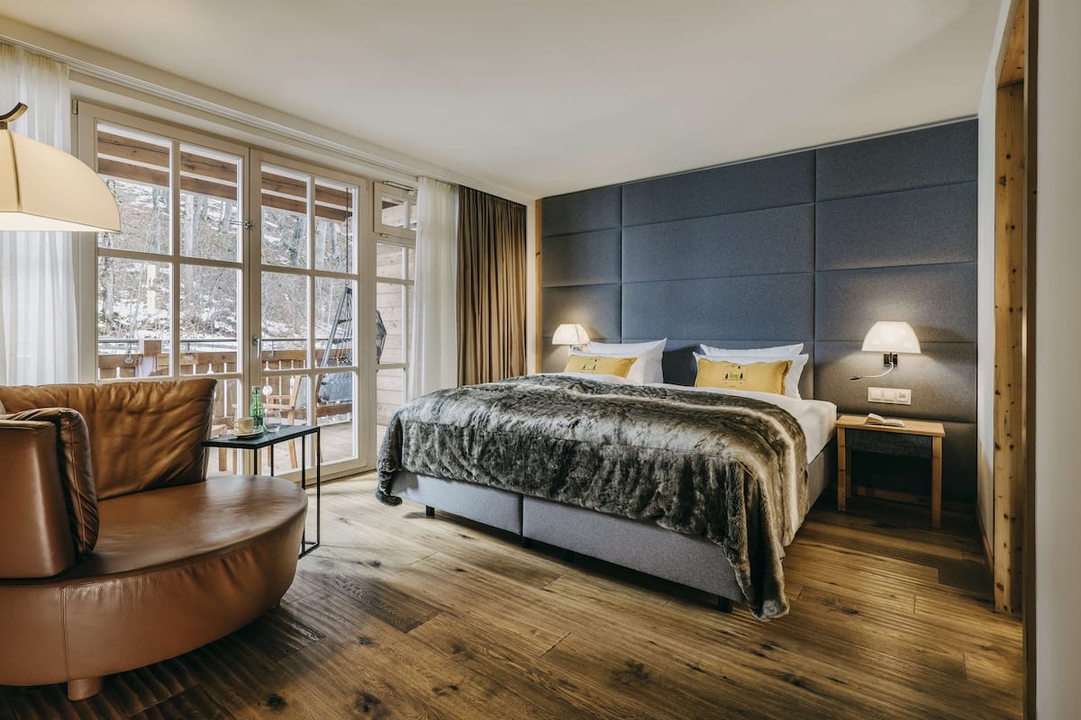 Bộ đồ giường cao cấp, minibar, két bảo mật tại phòng