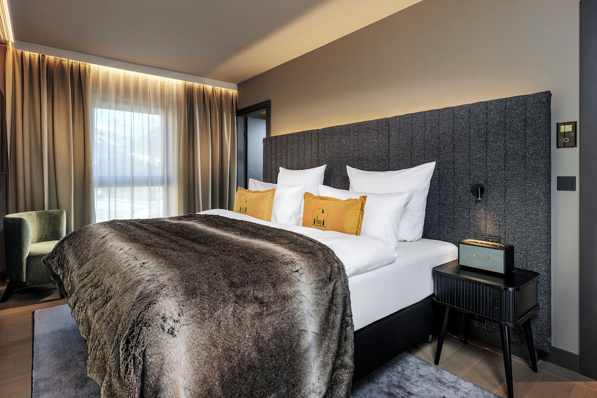 Phòng Suite Superior, 1 phòng ngủ, ban công | Bộ đồ giường cao cấp, minibar, két bảo mật tại phòng