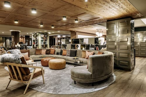 2 Bars/Lounges