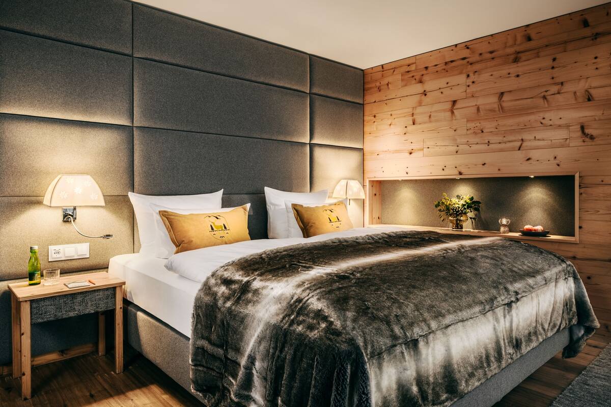 Bộ đồ giường cao cấp, minibar, két bảo mật tại phòng