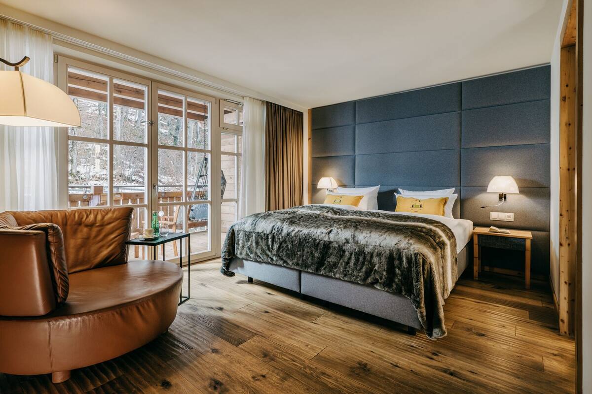 Bộ đồ giường cao cấp, minibar, két bảo mật tại phòng 