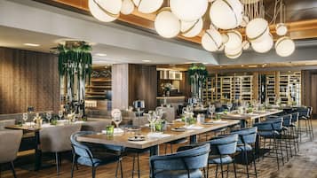 2 restaurants, serveren ontbijt, lunch, diner, lokale gerechten