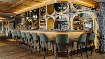 2 Bars/Lounges