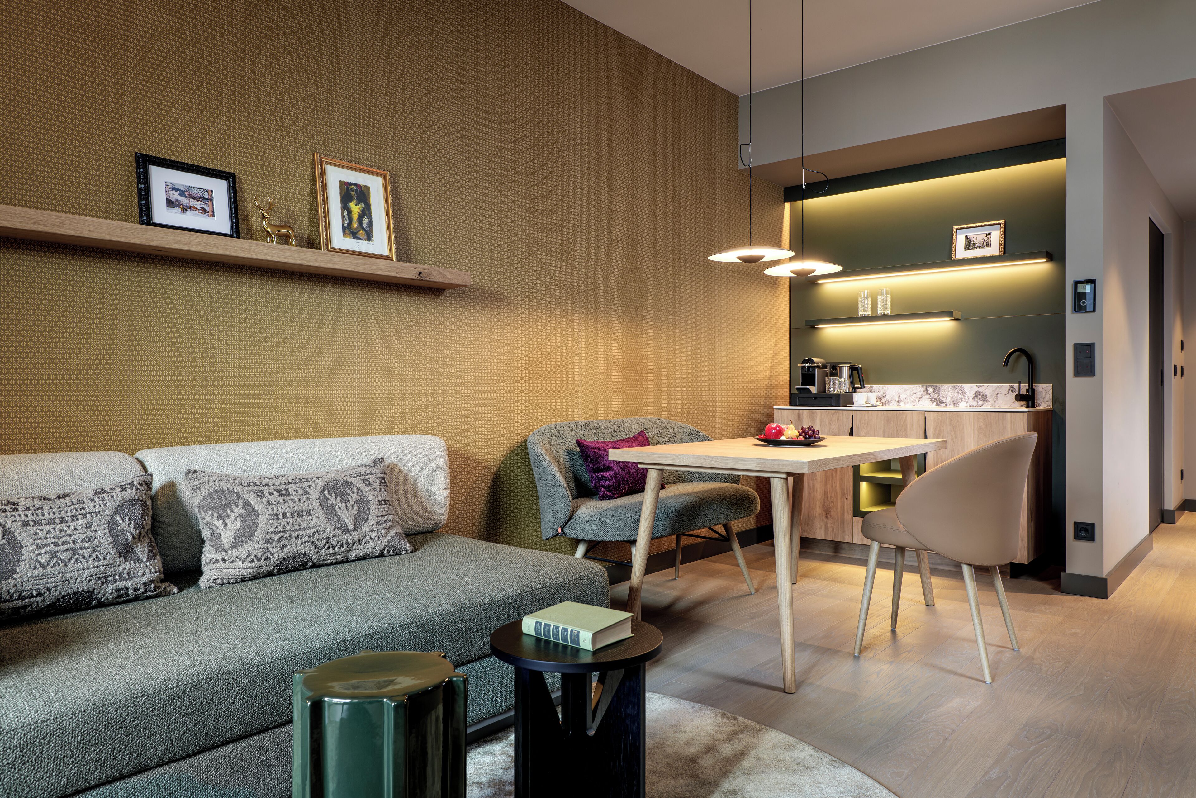 Ein modernes Wohnzimmer mit Sofa, Couchtisch und Essbereich mit Tisch und Stühlen.