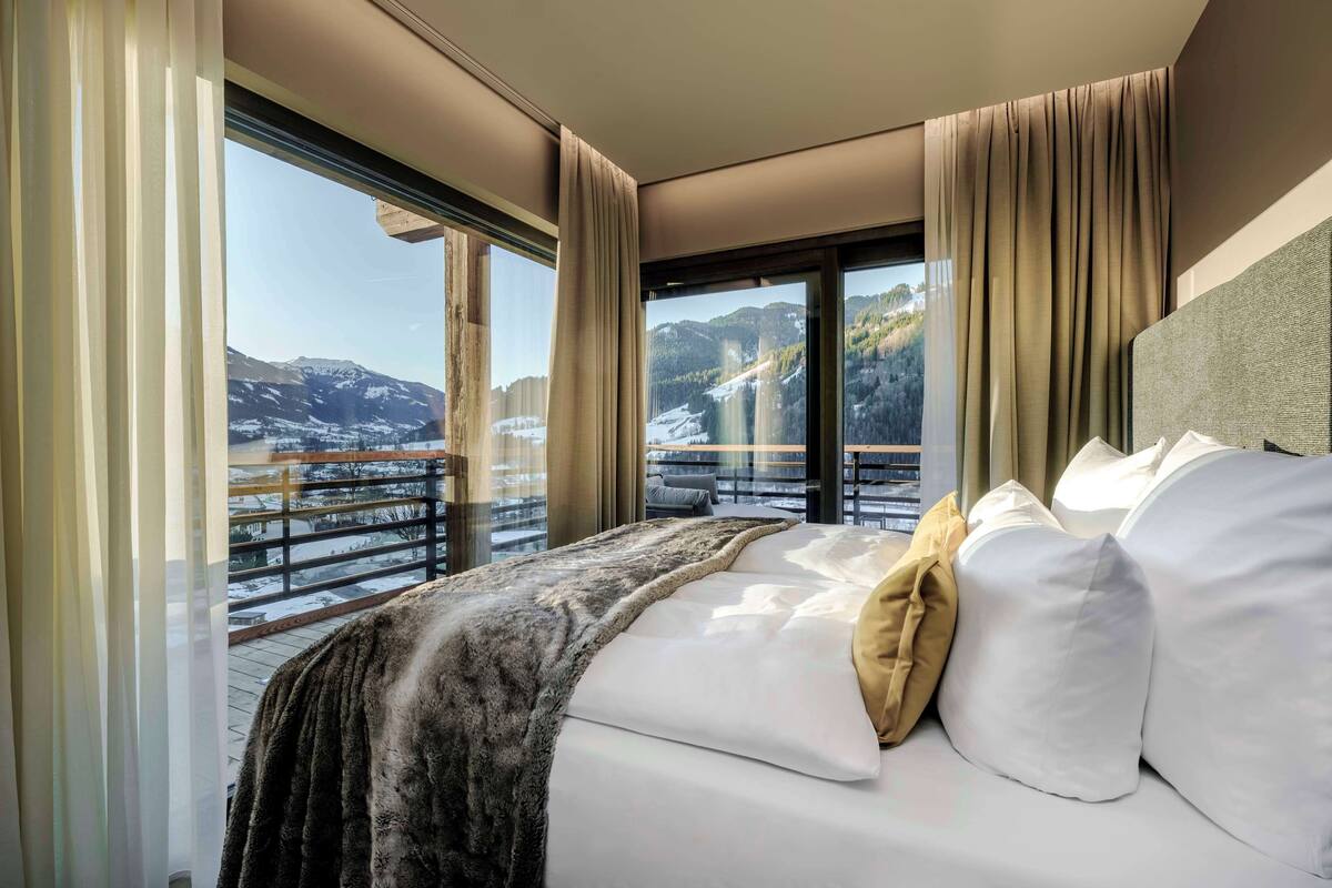 Phòng Suite có tầm nhìn toàn cảnh | Bộ đồ giường cao cấp, minibar, két bảo mật tại phòng