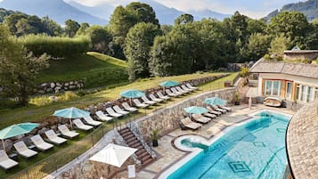 2 Innenpools, AuĂenpool, Sonnenschirme, LiegestĂŒhle