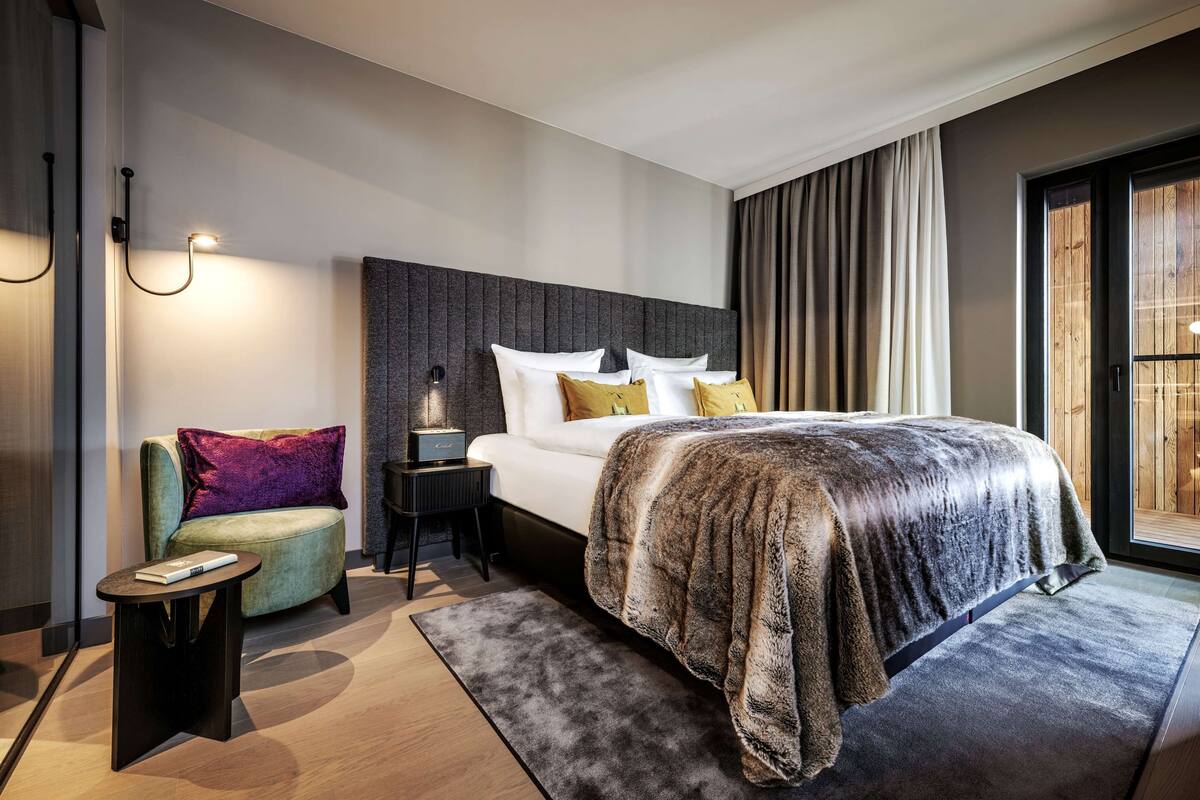 Phòng Suite Junior, ban công, quang cảnh núi | Bộ đồ giường cao cấp, minibar, két bảo mật tại phòng