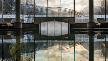 Piscina coperta, piscina all'aperto, ombrelloni da piscina, lettini