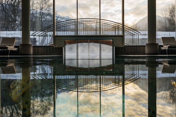 2 piscine coperte, piscina all'aperto, ombrelloni da piscina, lettini