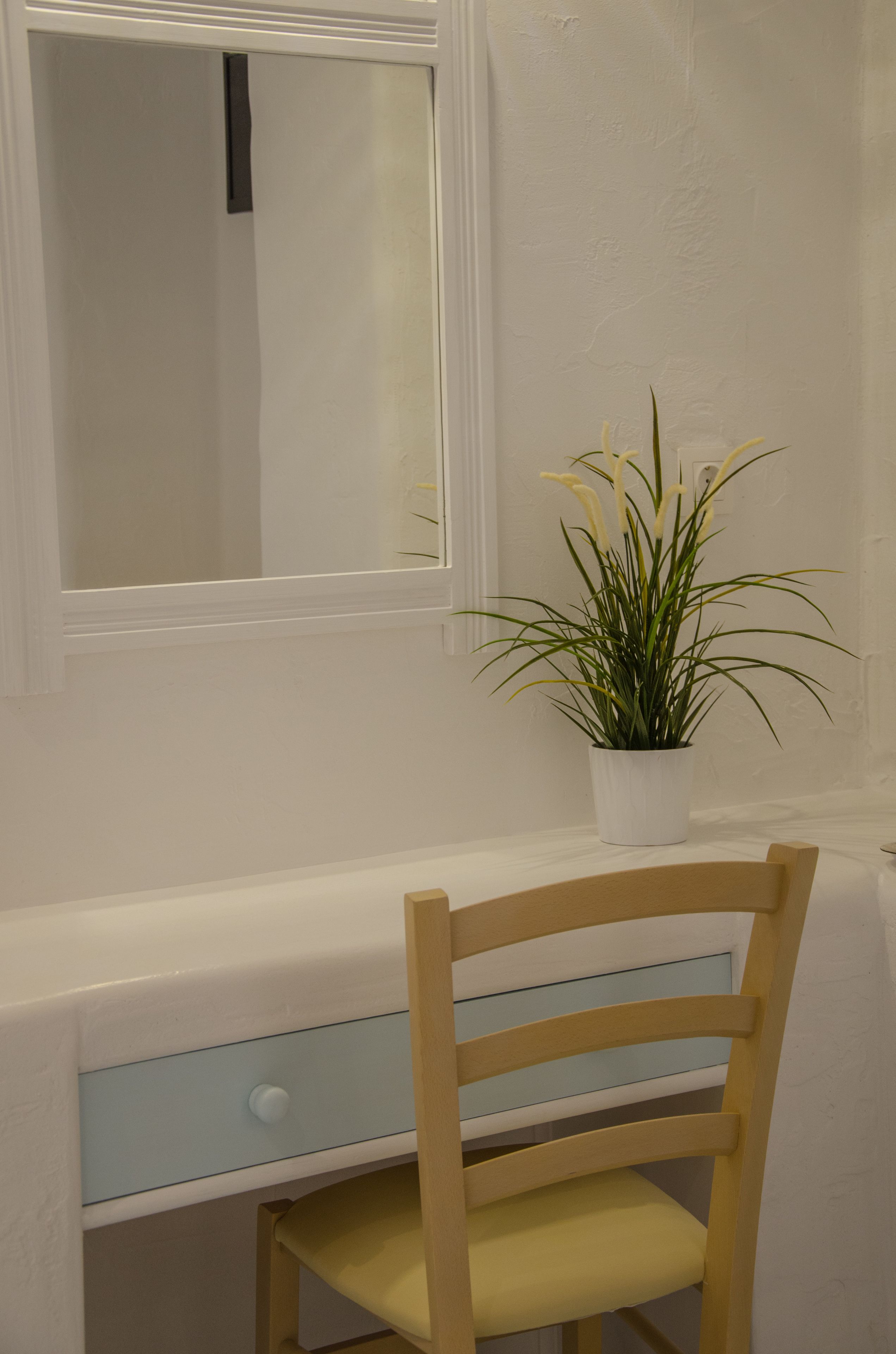 traditional double room, 1 queen bed | living area