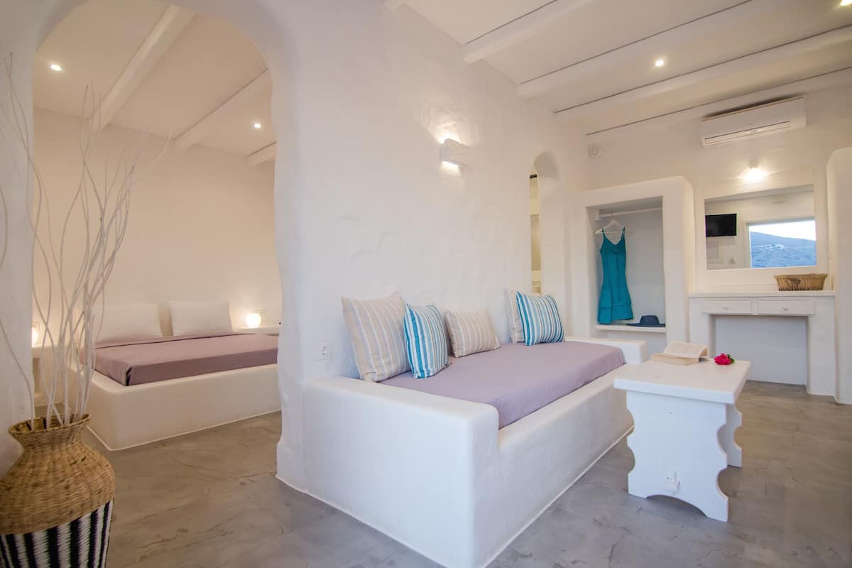 Habitación cuádruple Deluxe | Ropa de cama de alta calidad y camas con pillow-top