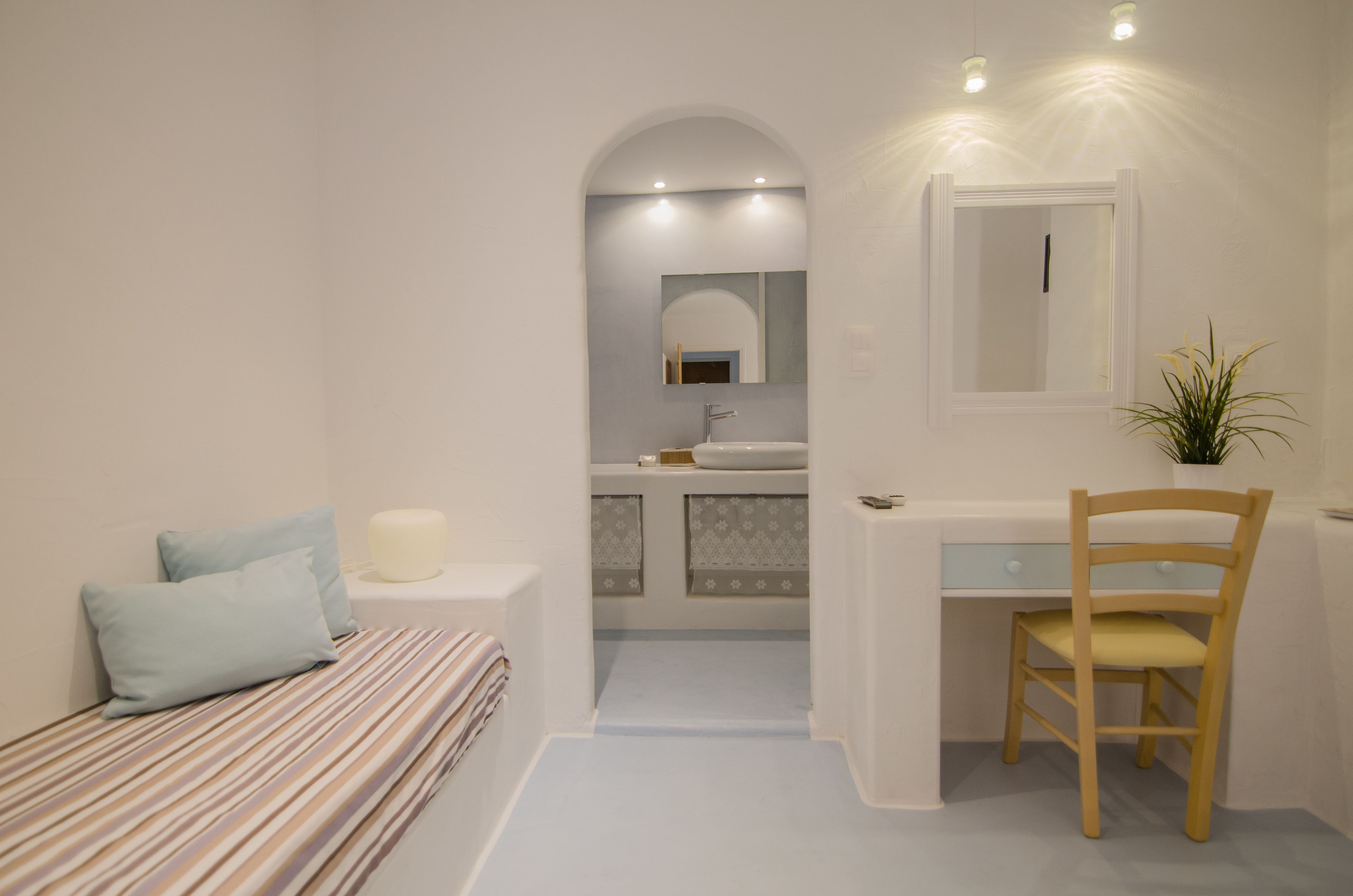 traditional double room, 1 queen bed | living area