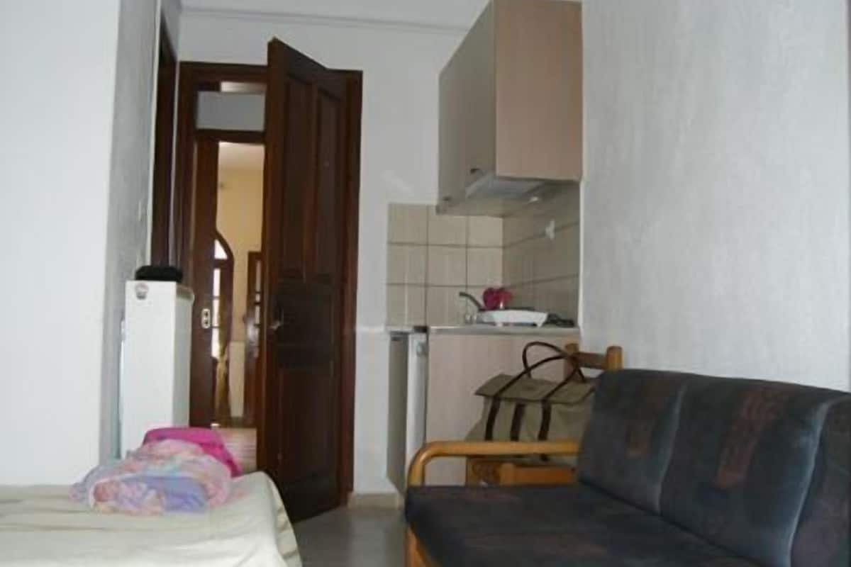 In-room safe, cribs (free), rollaway beds (surcharge), WiFi (free)