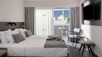 Junior Suite with Private Plunge Pool | Ropa de cama de alta calidad, caja fuerte, escritorio