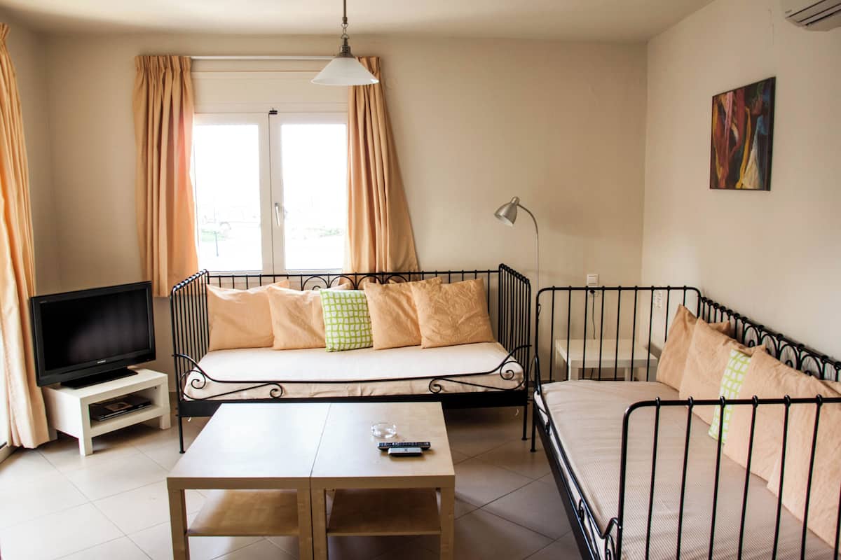 Argo Annex Family Apartment | 고급 침구, 객실 내 금고, 책상, 노트북 작업 공간