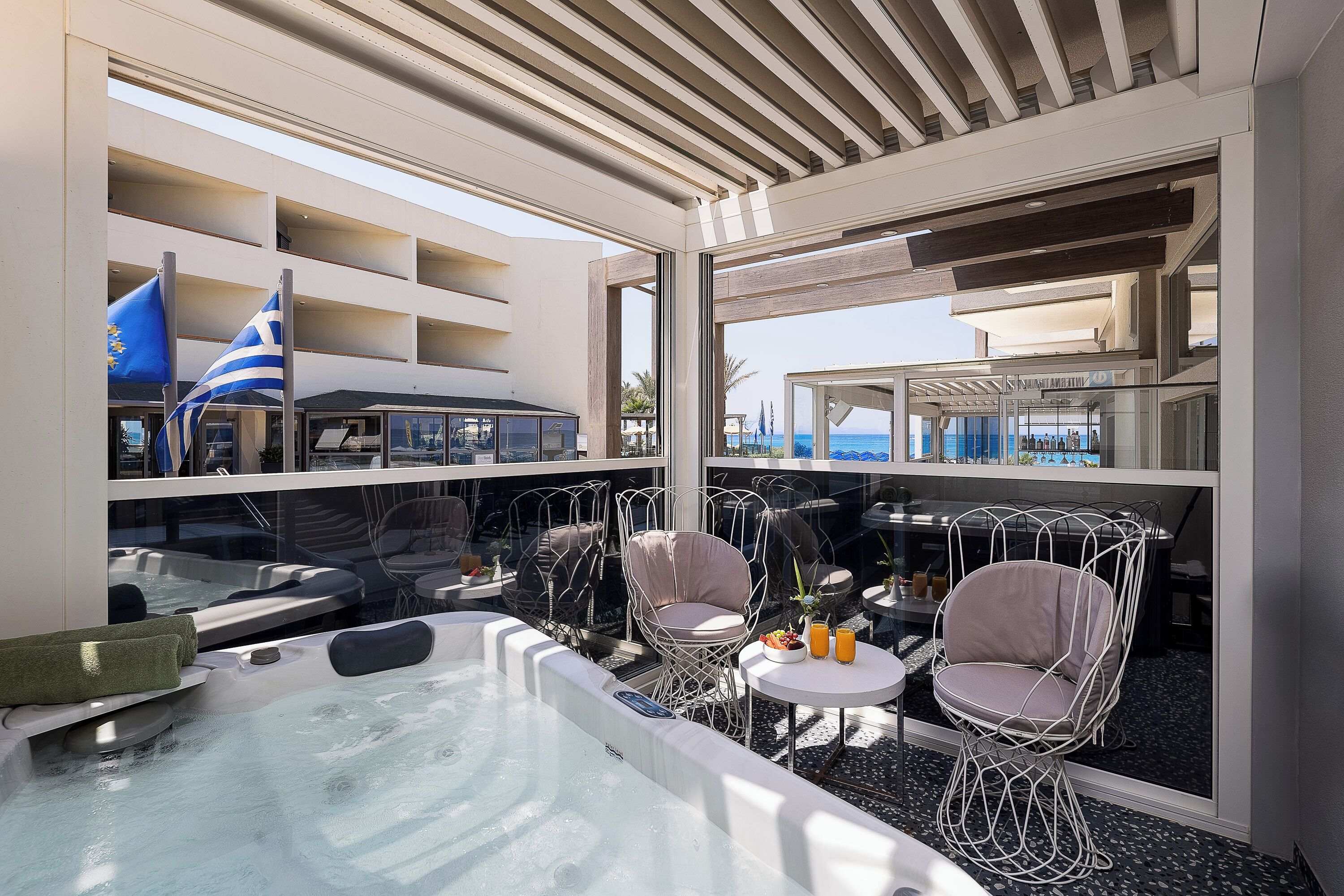 Family Suite with outdoor Jetted Tub | Jetted tub