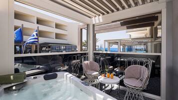 Family Suite with outdoor Jetted Tub | Jetted tub