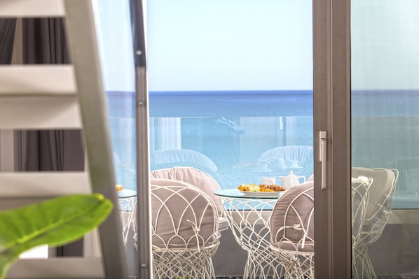 Premium bedding, minibar, in-room safe, desk - Pearl SeaBreeze Suites (Rethymno)