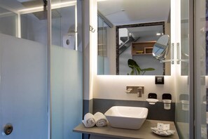 Articles de toilette (gratuits), séchoir à cheveux, serviettes fournies