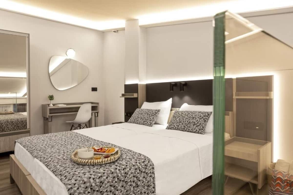 Family Suite with Sea View | 고급 침구, 객실 내 금고, 책상, 노트북 작업 공간