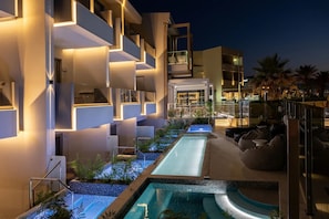 Outdoor pool, pool umbrellas, sun loungers - Pearl SeaBreeze Suites (Rethymno)