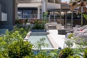 Outdoor pool, pool umbrellas, pool loungers -  Pearl SeaBreeze Suites (Rethymno)