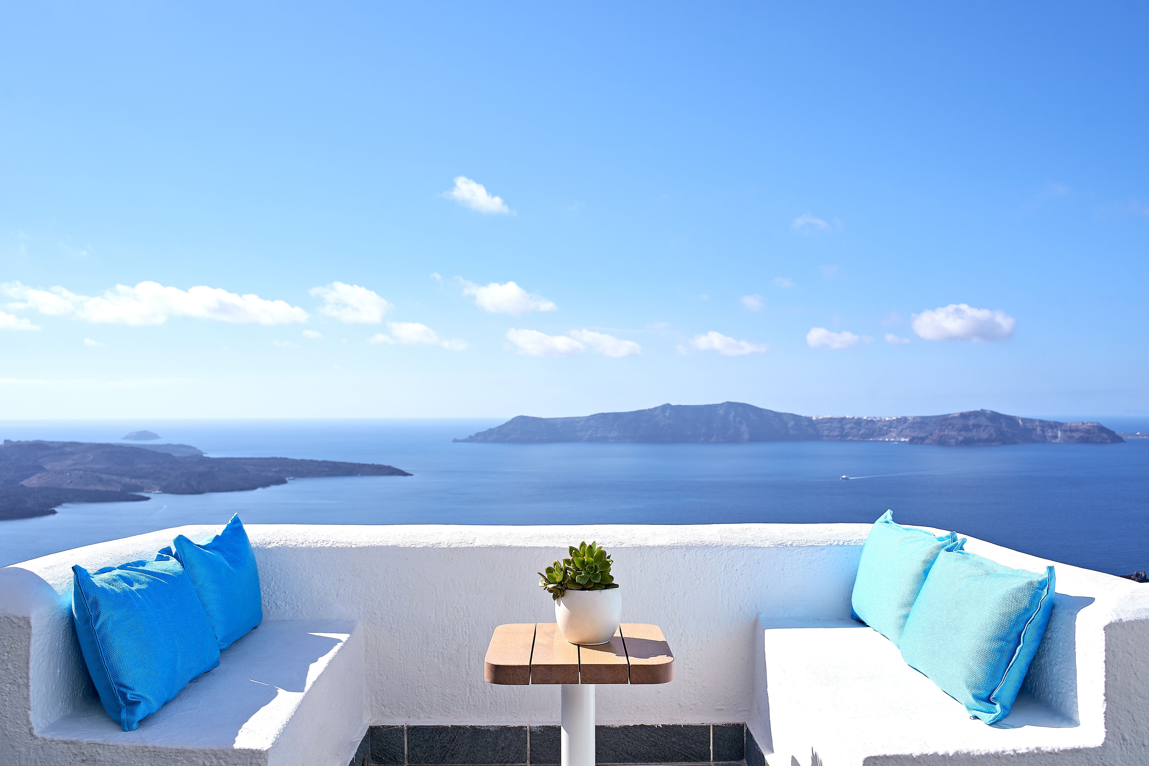 Suite superior, vista al mar (Caldera View) | Ropa de cama de alta calidad y caja de seguridad en la habitación 