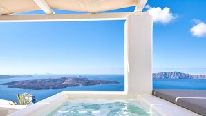 Tuber con vistas a un paisaje costero, que incluye una masa de agua y islas distantes.