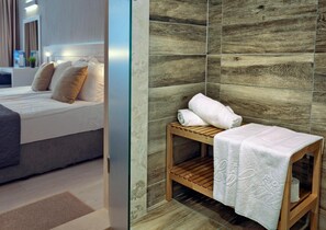 Minibar, bureau, fer et planche à repasser, lits pliants/supplémentaires