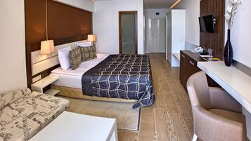 Minibar, escritorio, tabla de planchar con plancha y camas supletorias