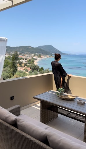 Premium Villa Sea View with Private Hot-Tub and Heated Pool | Área de sala de estar | Smart TV de 55 pulgadas con canales digitales