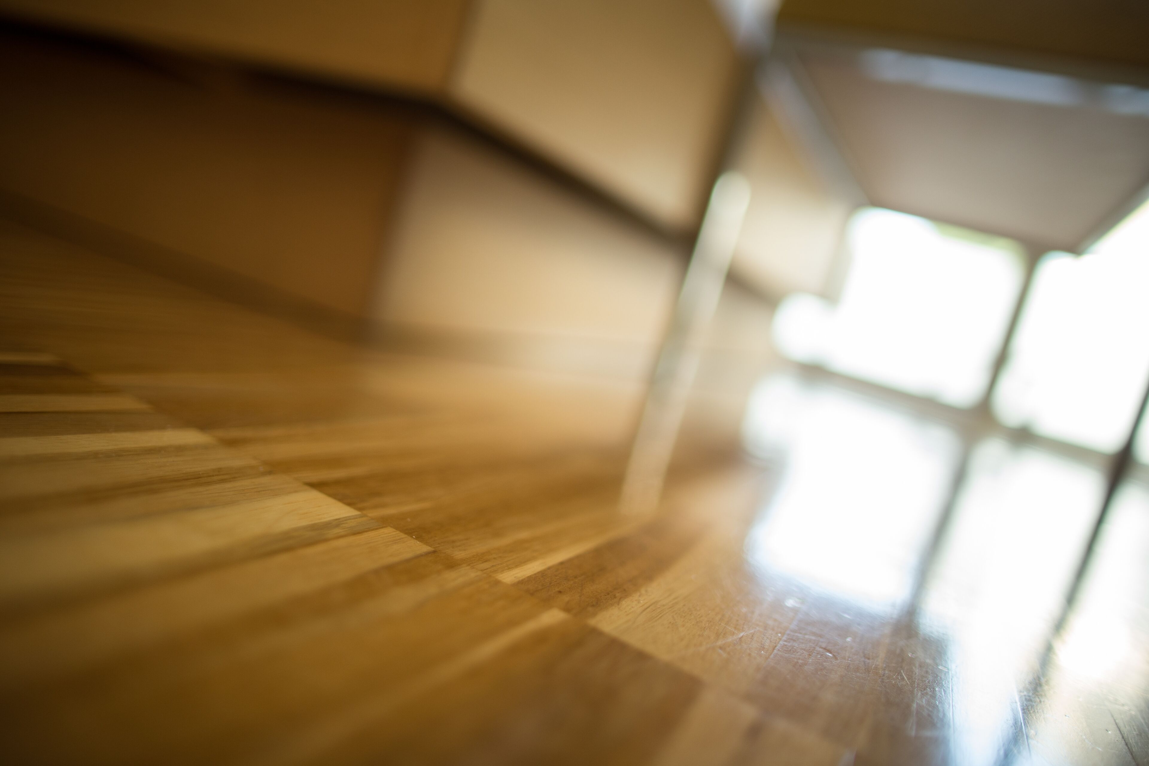 Un gros plan d’un plancher en bois orné d’un motif géométrique.