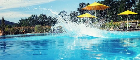 Piscina stagionale all'aperto, ombrelloni da piscina, lettini