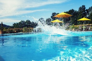 Seasonal outdoor pool, open 10 AM to 6 PM, pool umbrellas, pool loungers - Toscanina - Hotel Garni (Bad Radkersburg)