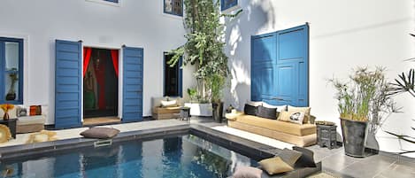 Superior-Dreibettzimmer, mit Bad, zum Innenhof hin | Terrasse/Patio