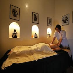 Een stoombad, een Turks bad/hammam, lichaamsbehandelingen, body wraps