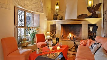 3 bars/lounges, poolside bar