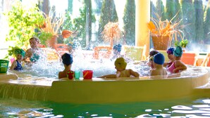 Un espace de jeux aquatiques où se trouvent de nombreux enfants et adultes.
