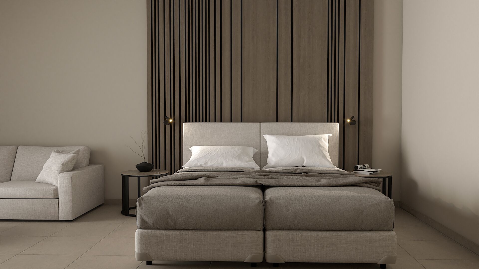 Een moderne slaapkamer met een groot bed, een bank en een muur met verticale lijnen.