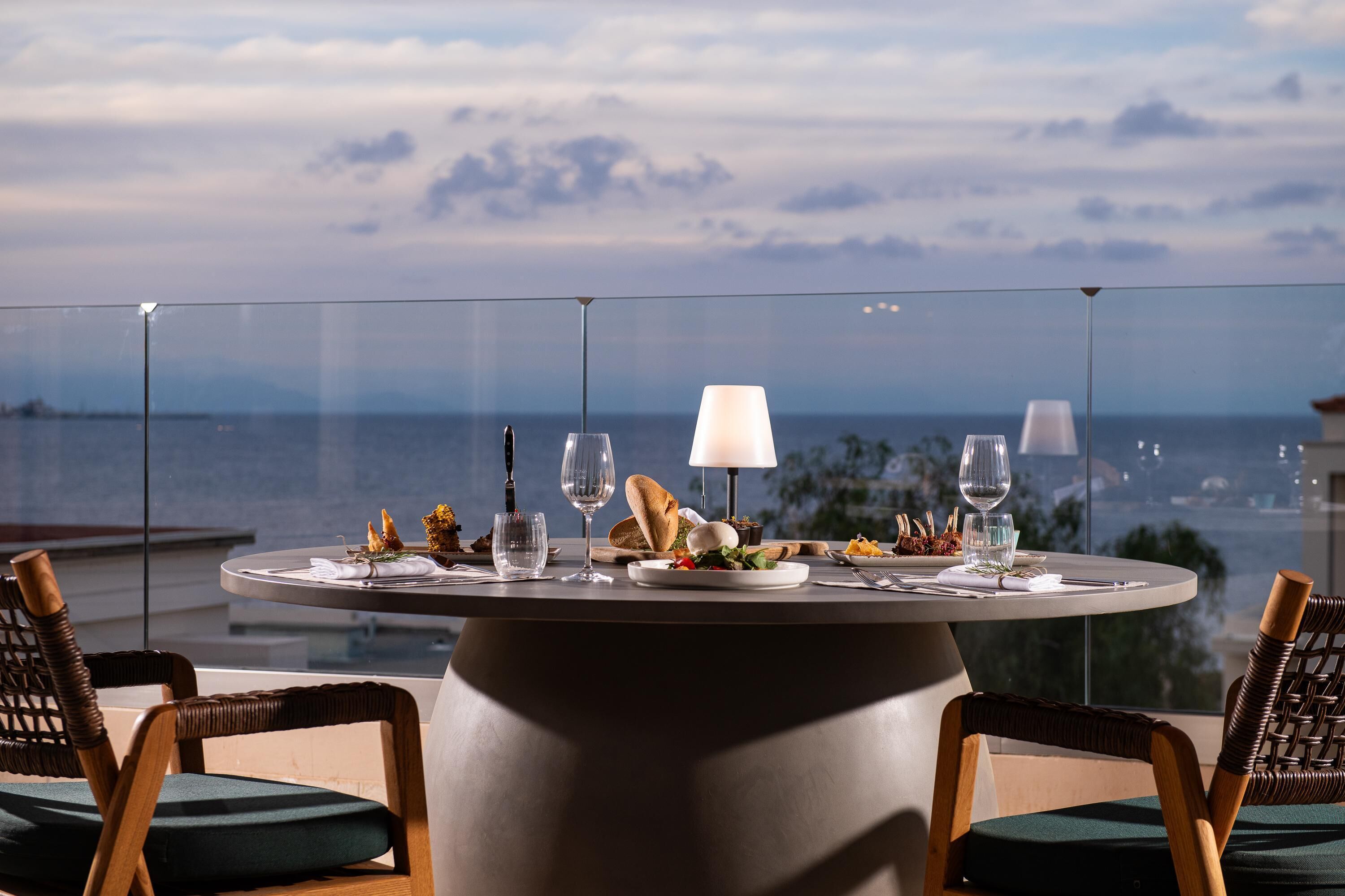 4 restaurants; breakfast, lunch and dinner served 