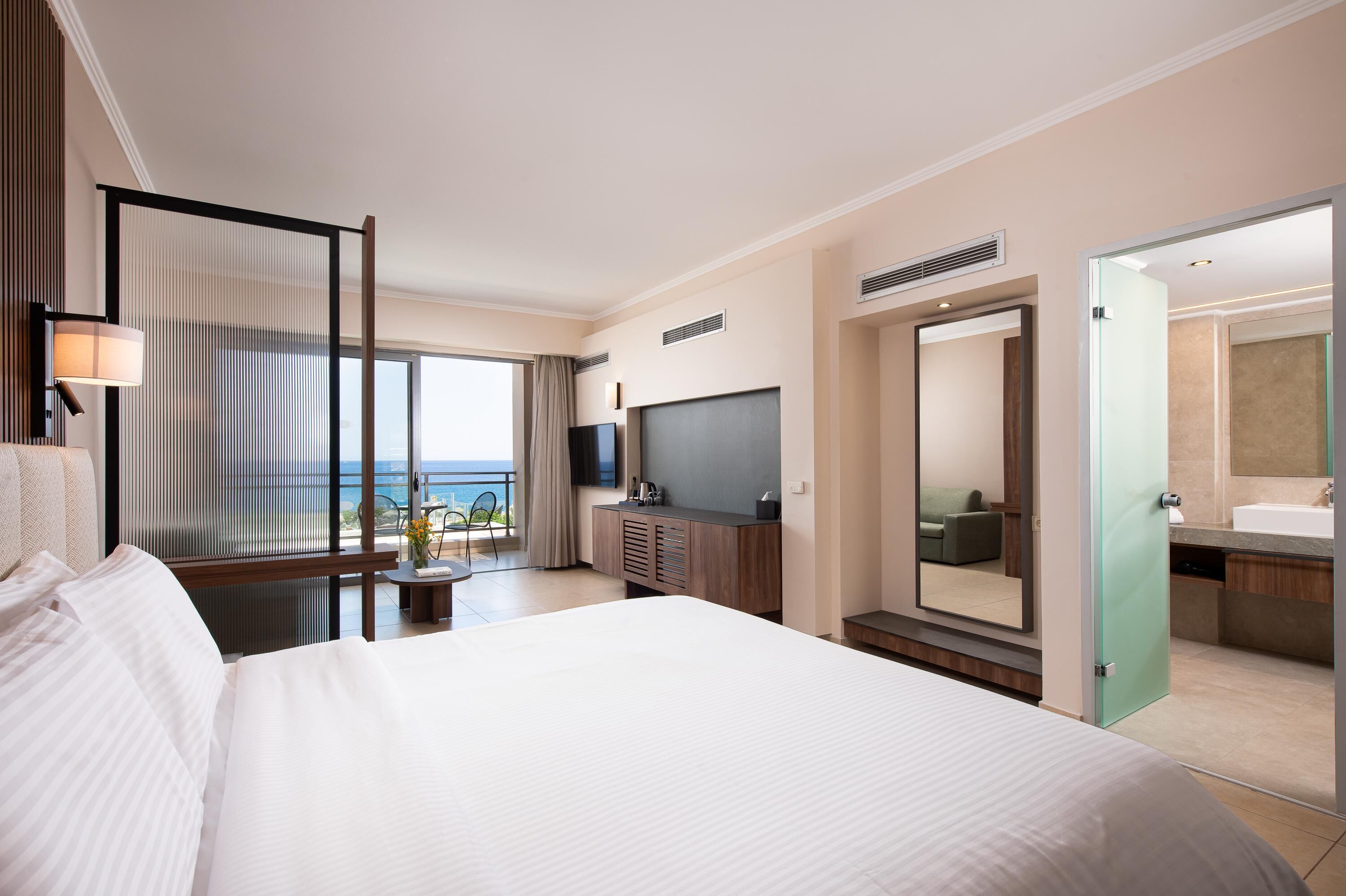 Junior-sviitti, merinäköala | Ylelliset vuodevaatteet, minibaari, tallelokero huoneessa, työpöytä