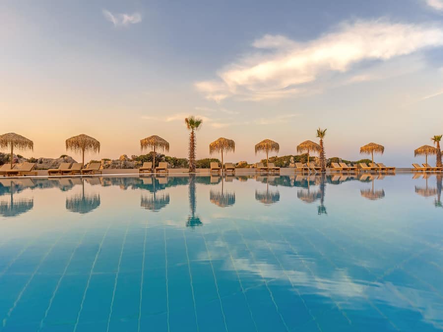 Innenpool, AuĂenpool (je nach Saison geöffnet), LiegestĂŒhle