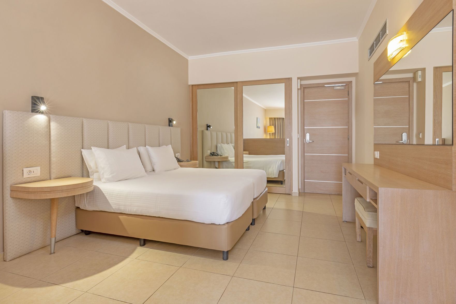 Ropa de cama de alta calidad y minibar 