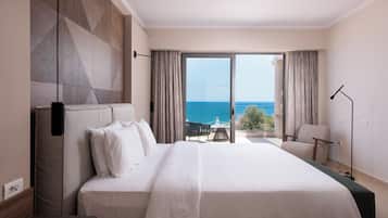 Suite Royal, vistas al mar | Ropa de cama de alta calidad, minibar, caja fuerte y escritorio