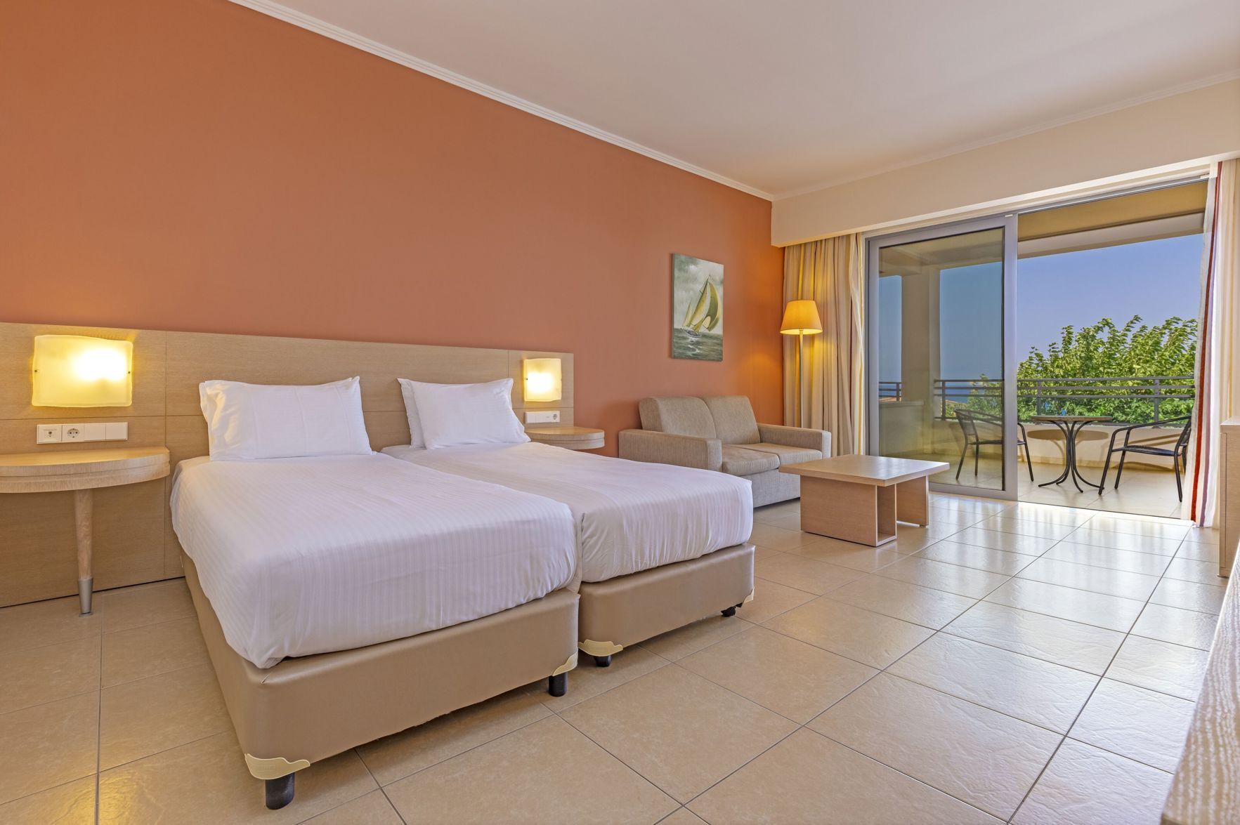 Ropa de cama de alta calidad y minibar 