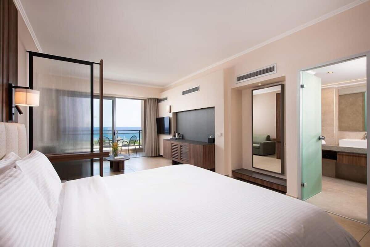 Suíte júnior, vista para o mar | Roupas de cama premium, frigobar, cofres nos quartos, escrivaninha