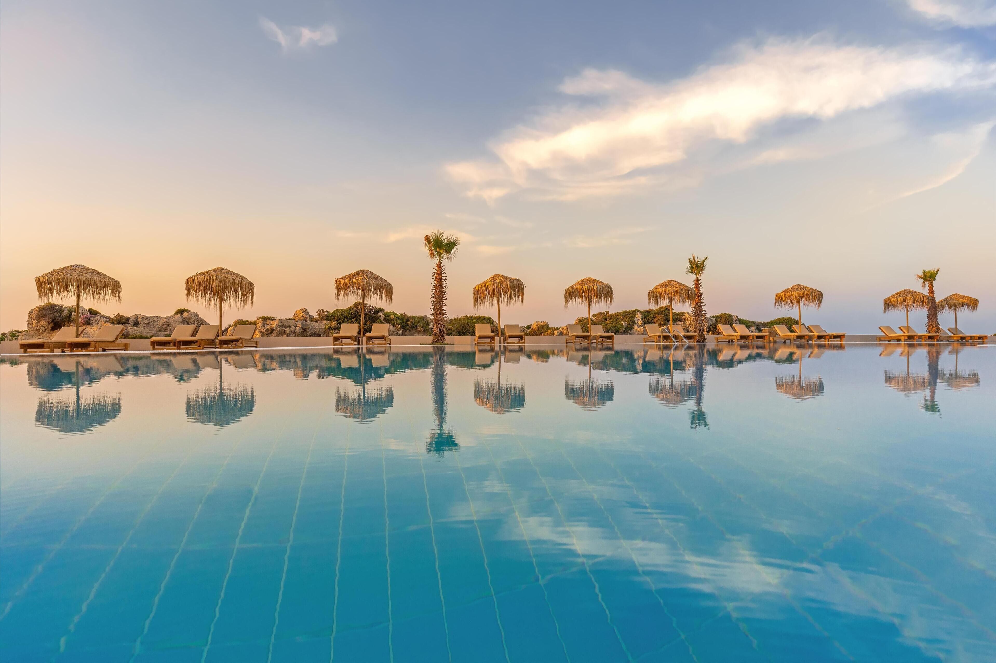 Indoor pool, seasonal outdoor pool, pool loungers