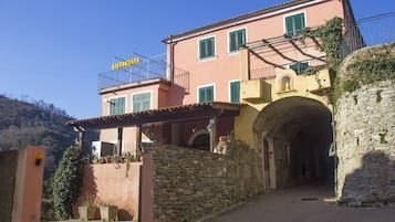 Vista frontal de la propiedad
